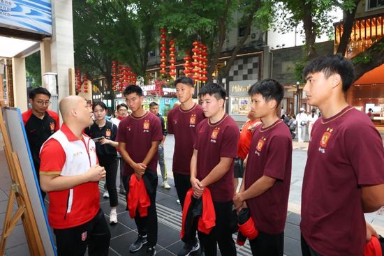 流亡的路上，两次把本身的亲闺女亲小子踹下车，为了让本身逃跑的快一点。